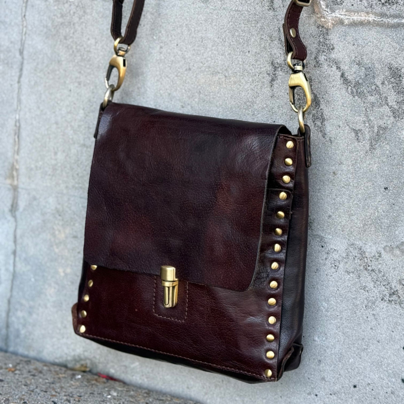 Brun crossbody fra Treats - Bøffelskind med nitter