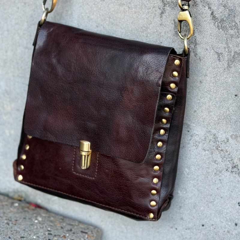 Brun crossbody från Treats - buffelskinn med nitar