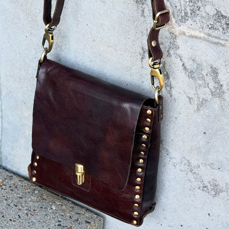 Brun crossbody fra Treats - Bøffelskind med nitter