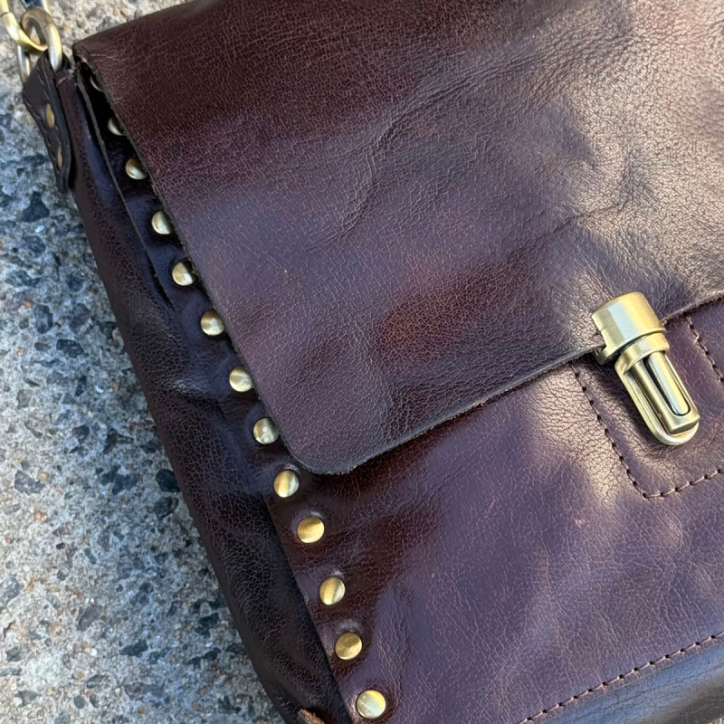 Brun crossbody från Treats - buffelskinn med nitar