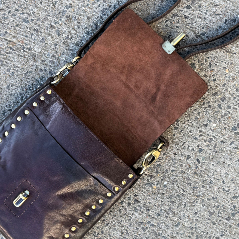 Brun crossbody från Treats - buffelskinn med nitar