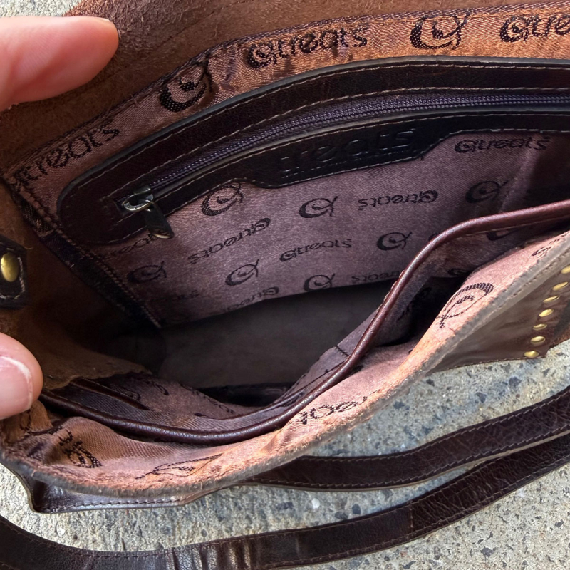 Brun crossbody från Treats - buffelskinn med nitar