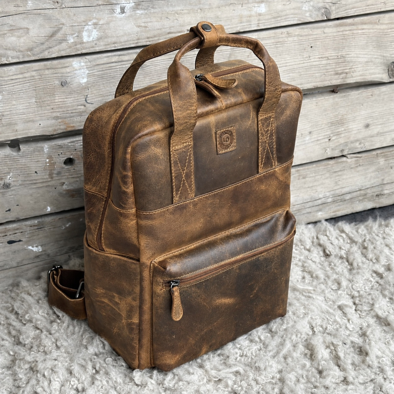 Rotterdam ryggsäck i hunterbrunt buffelläder - UR 1149 - Leather design - Freja skinn
