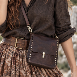 Brun crossbody fra Treats - Bøffelskind med nitter