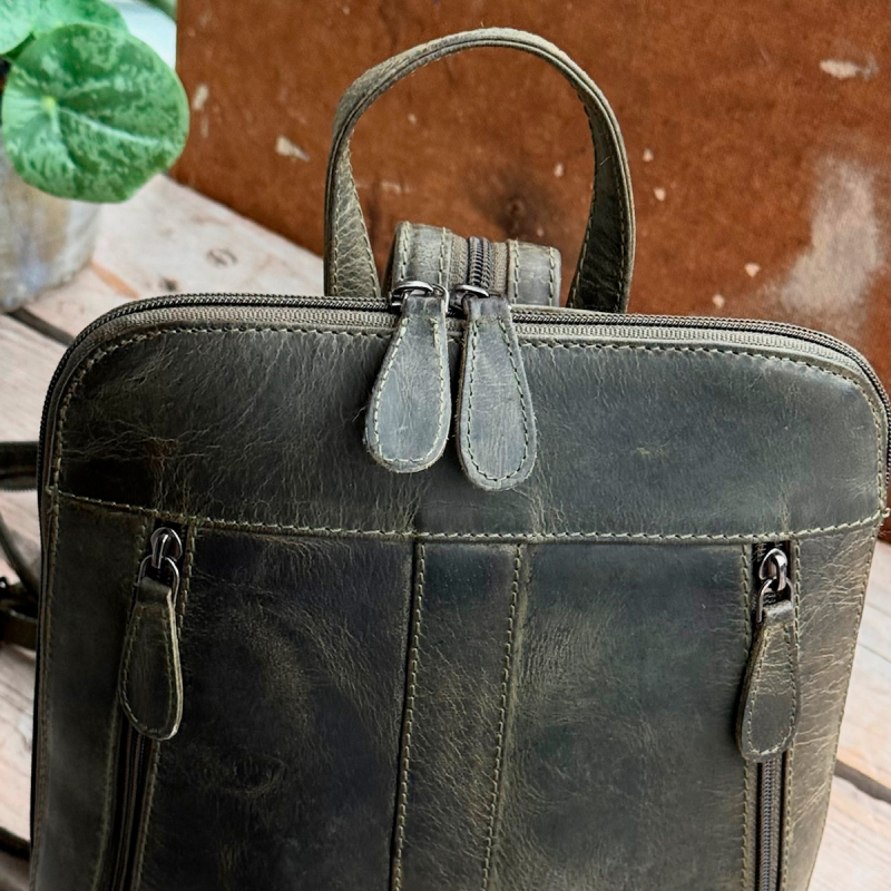 Dianna - Liten ryggsäck i grönt buffelskinn - Dam - Leather design