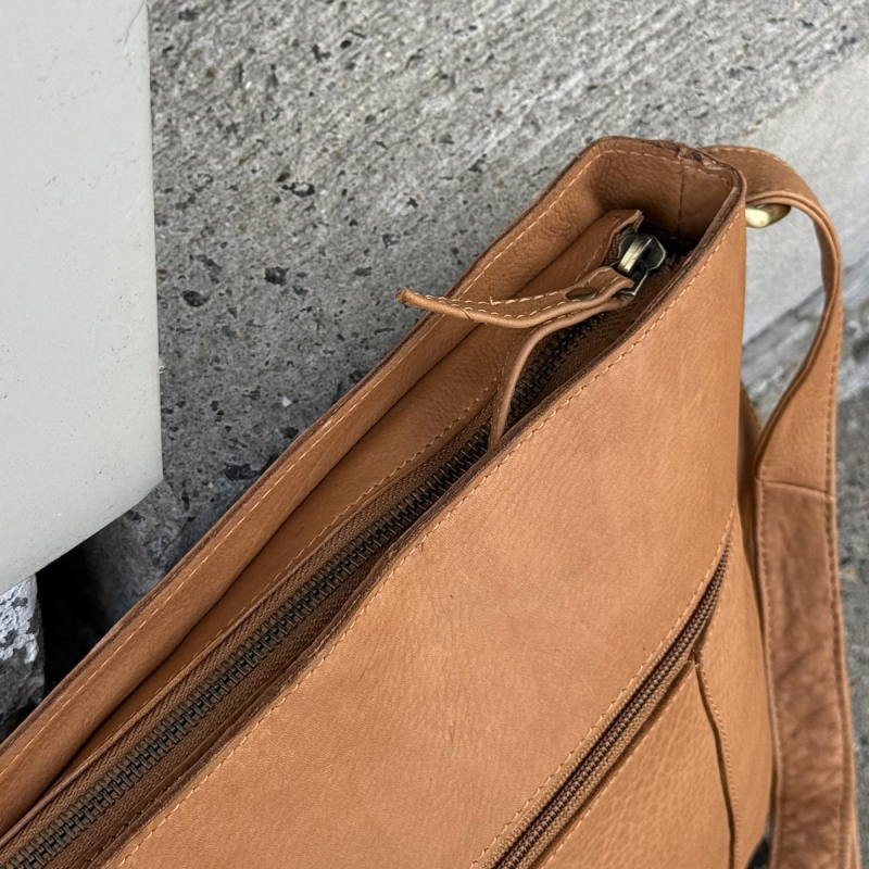 Tess crossbodyväska - Mjukt kalvskinn - cognac - dam - Treats - Freja skinn