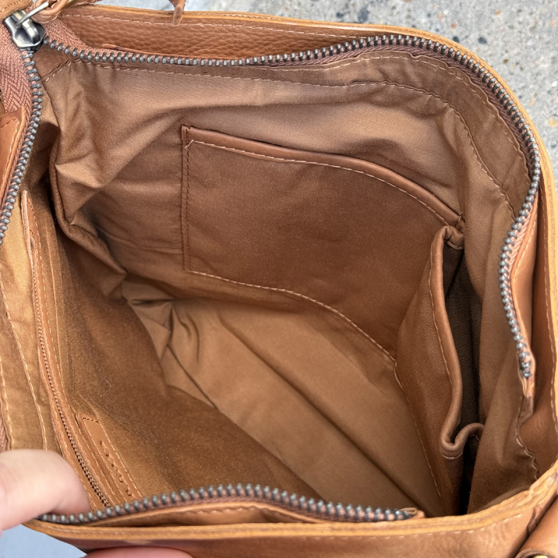 Tess crossbodyväska - Mjukt kalvskinn - cognac - dam - Treats - Freja skinn