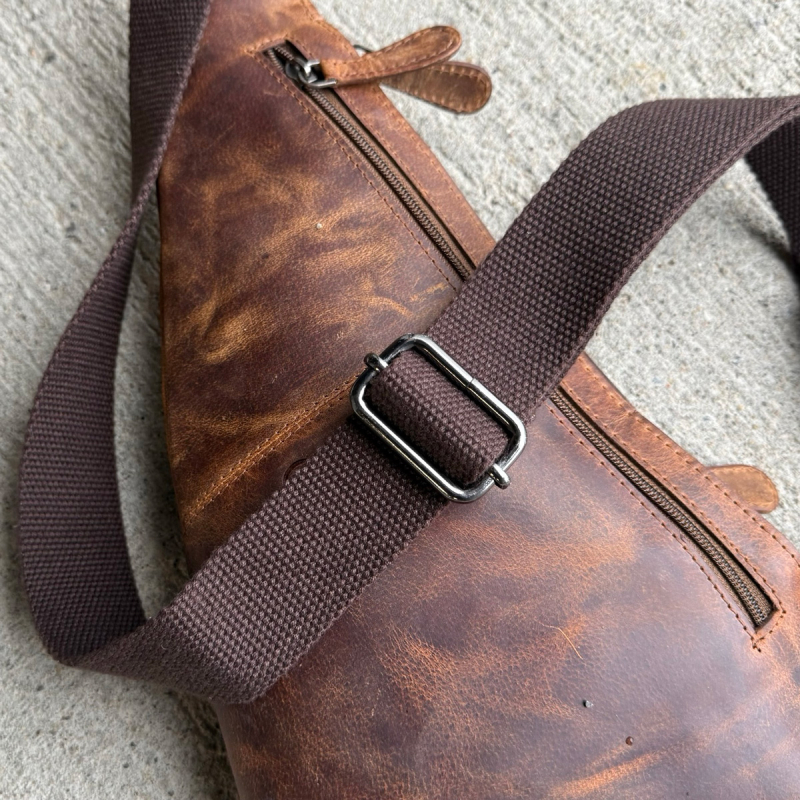 Calgary sleekbag i hunterbrunt buffelskinn - Läderdesign - Freja skinn