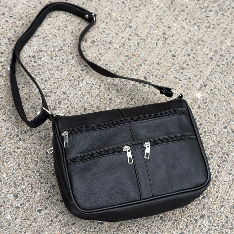 Svart alma axelväska i lammskinn - Freja skinn