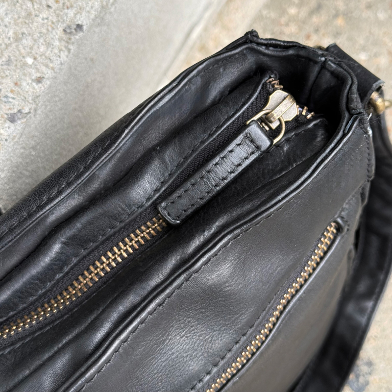 Alpha crossbody-väska i svart läder från Montana dam
