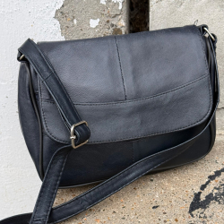 Suzan skinnväska i blått lammskinn med lock - Freja Skind