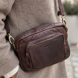 Dayton crossbody taske i brun bøffelskind - på model