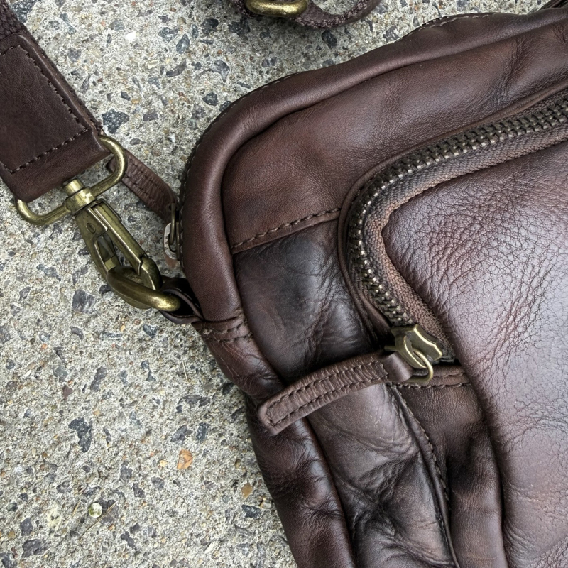 Dayton crossbody taske i brun bøffelskind - detaljebillede