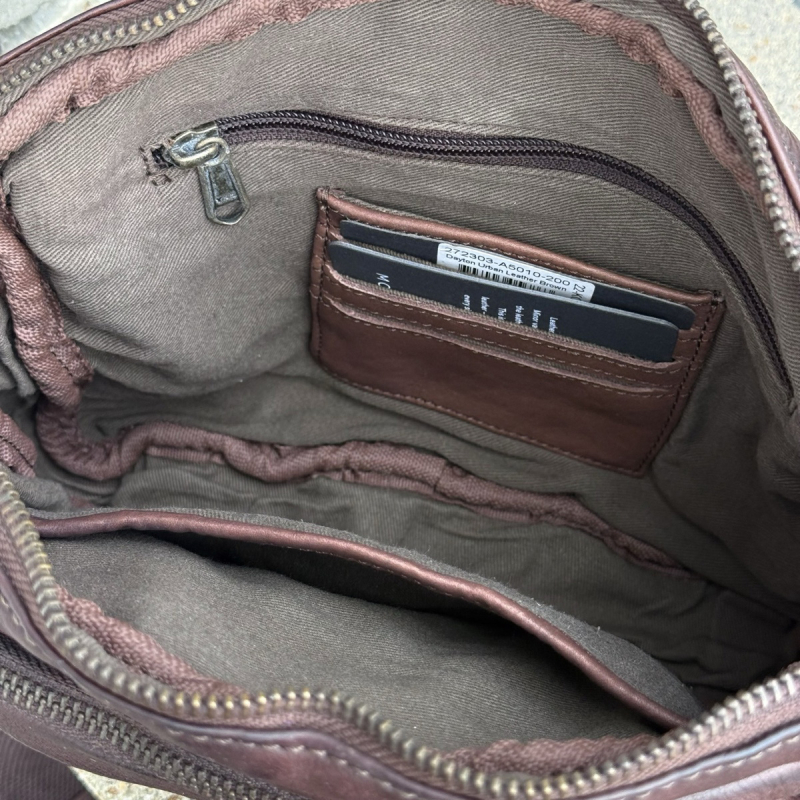 Dayton crossbody taske i brun bøffelskind - indvendig