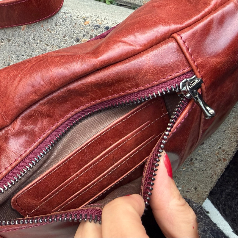 Liv bumbag - visar fickor bakpå och ficka invändigt