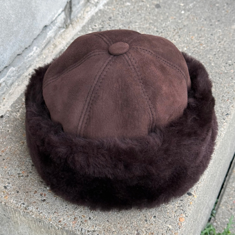 Adina Shearling hat - Sort med ombuk - blød og varm vinterhue - dame - Freja skind