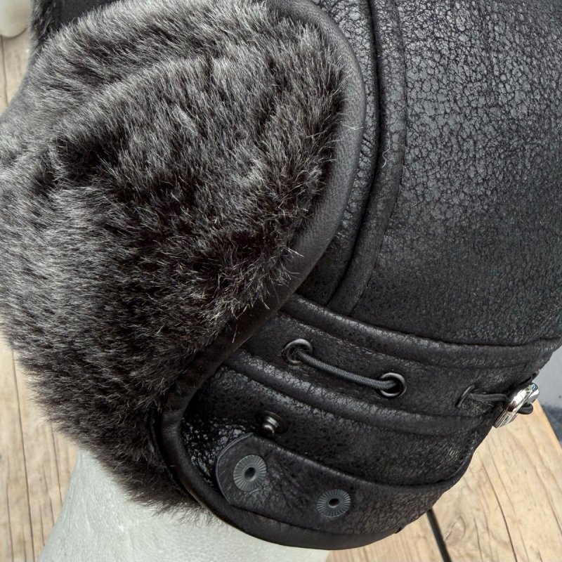 Bertil shearling hat i sort rulam - Blød og varm - Øreklapper kan knappes op - aft hagerem - Freja skind
