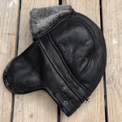 Bertil shearling hat i sort rulam - Blød og varm - Øreklapper kan knappes op - aft hagerem - Freja skind