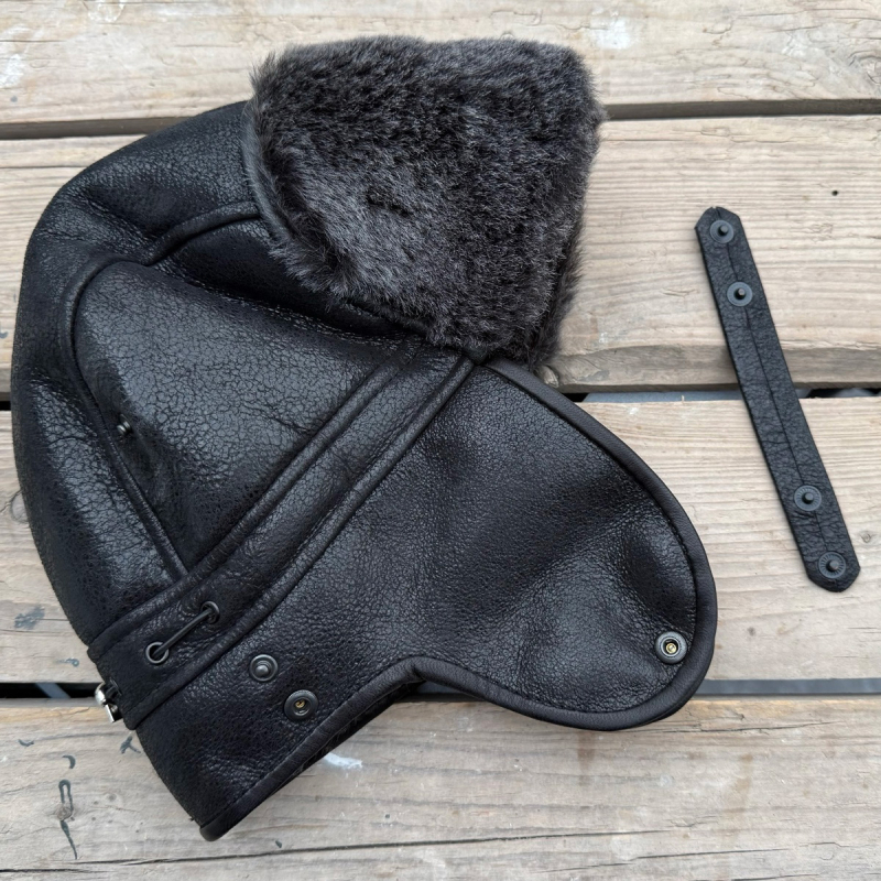 Bertil shearling hat i sort rulam - Blød og varm - Øreklapper kan knappes op - aft hagerem - Freja skind