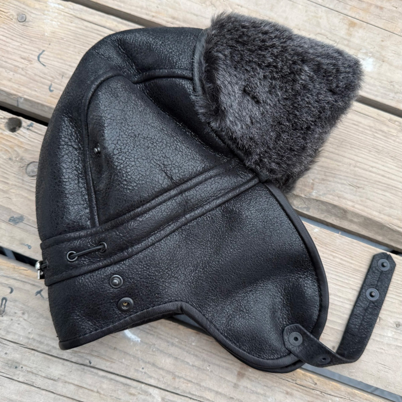 Bertil shearling hat i sort rulam - Blød og varm - Øreklapper kan knappes op - aft hagerem - Freja skind