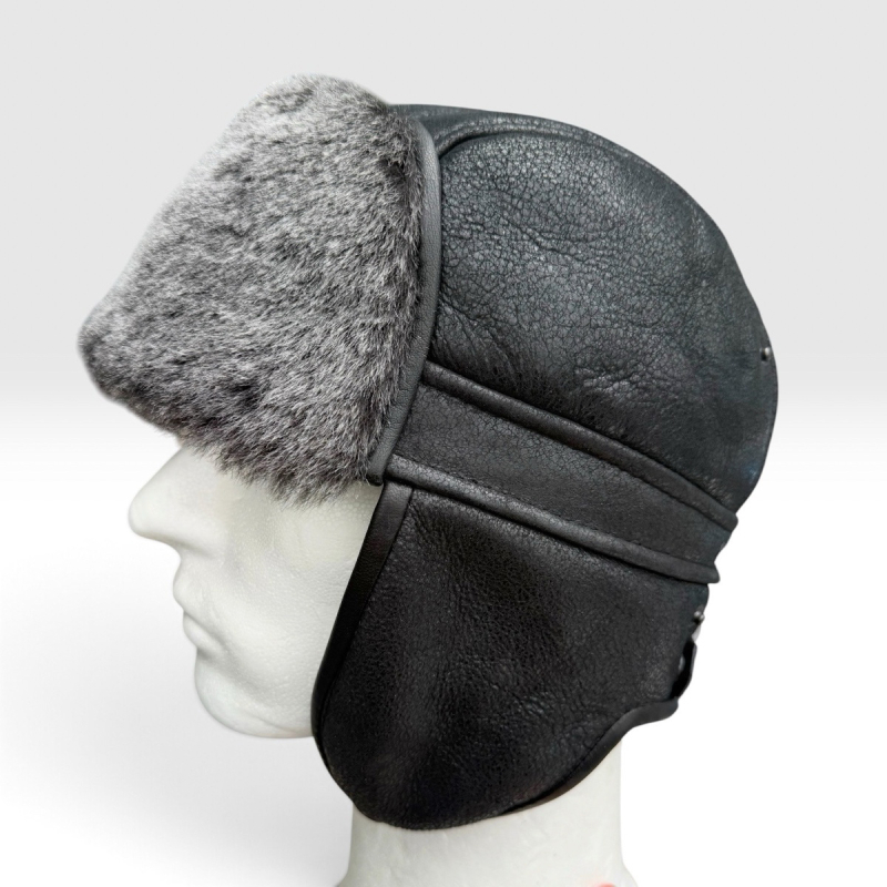 Bertil shearling hat i sort rulam - Blød og varm - Øreklapper kan knappes op - aft hagerem - Freja skind