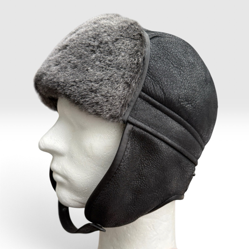 Bertil shearling hat i sort rulam - Blød og varm - Øreklapper kan knappes op - aft hagerem - Freja skind