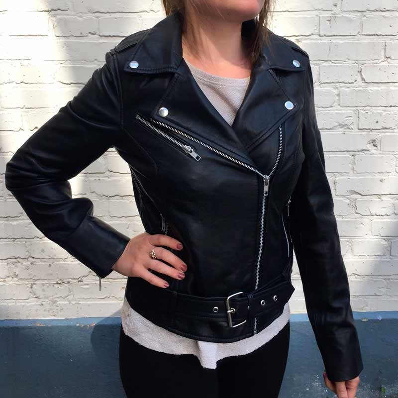 Svart bikerjacka BTF-CPH bikerjacka i lammskinn smart bälte på framsidan