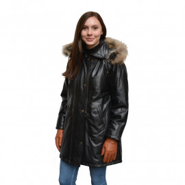 Sort vinterfrakke med slag og aft hætte. Lammeskind