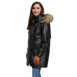 Sort vinterfrakke med slag og aft hætte. Lammeskind
