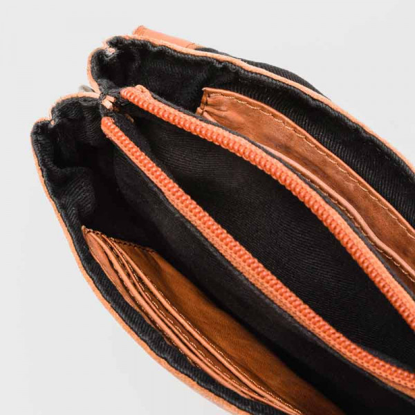 Crossbody-väska i buffelskinn - Hedvig från Treats - avtagbar rem