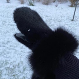 Svarta Sälskinnshandskar - Grönländsk säl - Fårskinnsfoder - Kant med blåräv