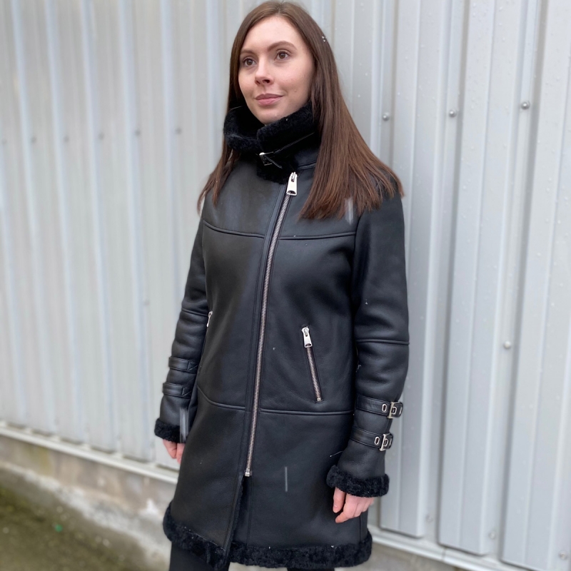 Pia rulamsjakke - Varm og blød  - Sort rulam, med rå detaljer