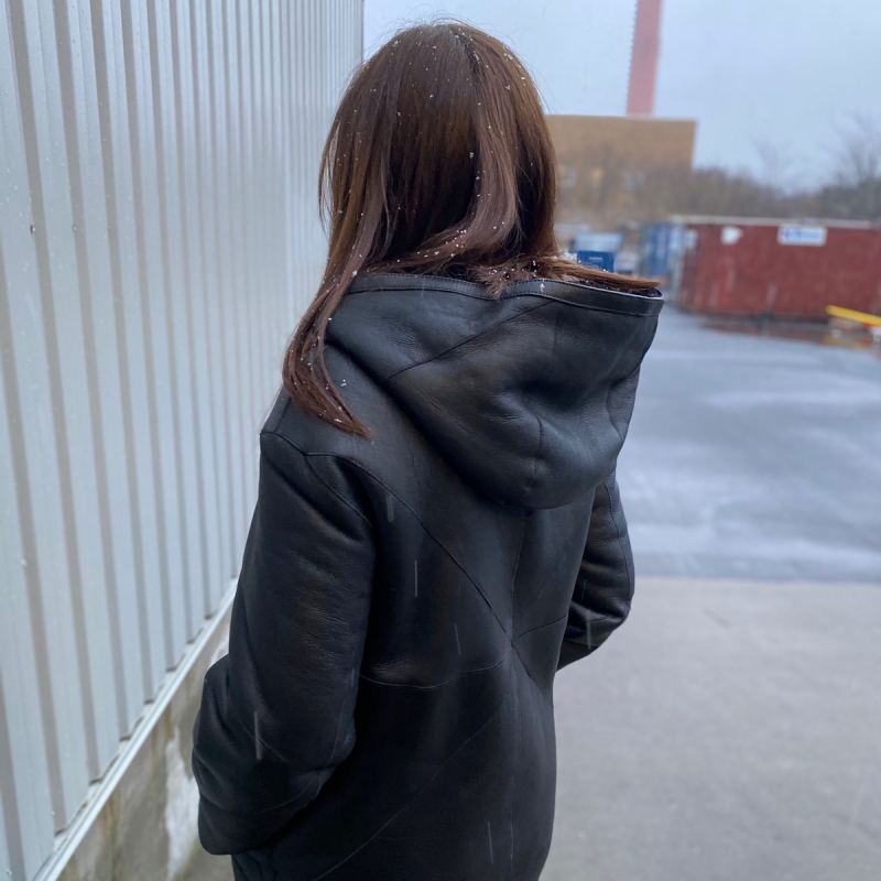Lina fårskinnsjacka med mellanlängd och huva - Svart - Dam - Freja Skind