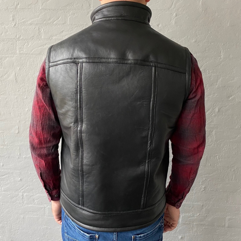 Sort rulamsvest med lynlås og sidelommer - Freja skind