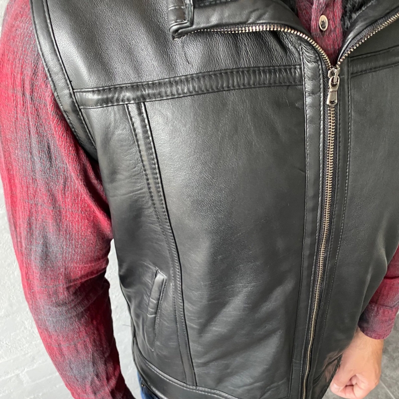 Sort rulamsvest med lynlås og sidelommer - Freja skind