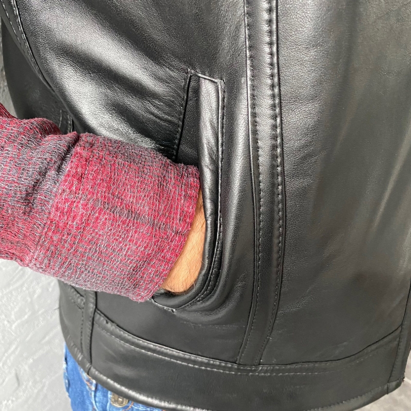 Sort rulamsvest med lynlås og sidelommer - Freja skind