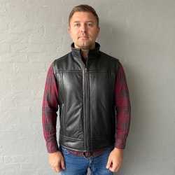 Sort rulamsvest med lynlås og sidelommer - Freja skind