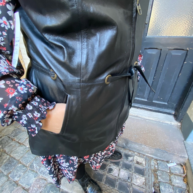 Dame skindvest - Ketty - Mellemlang - Blød sort lammeskind