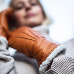 Kathryn dameluffe - Blød cork farvet hairsheep skind med perlelamme foer - Hestra 19171
