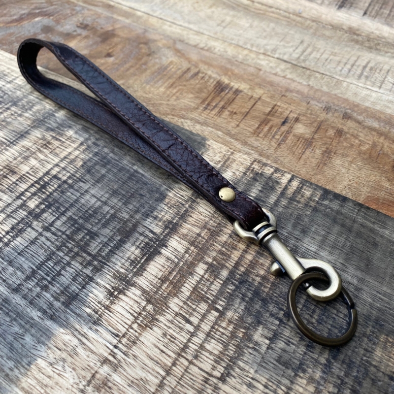 Keys nøglering med karabinhage - mørk brun bøffelskind - Freja skind