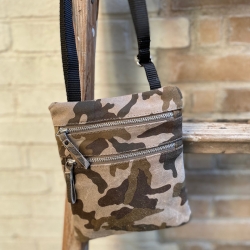 Lille crossbody i ruskind med army print - Esther - 280917 - Freja skind