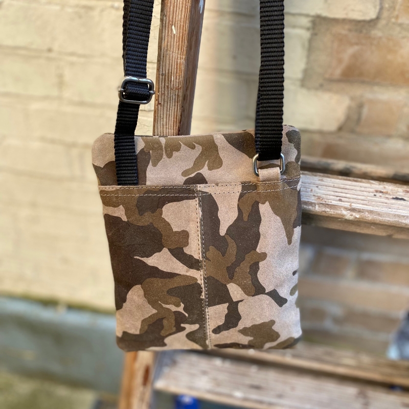 Lille crossbody i ruskind med army print - Esther - 280917 - Freja skind