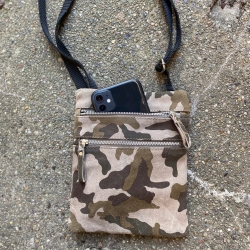 Lille crossbody i ruskind med army print - Esther - 280917 - Freja skind