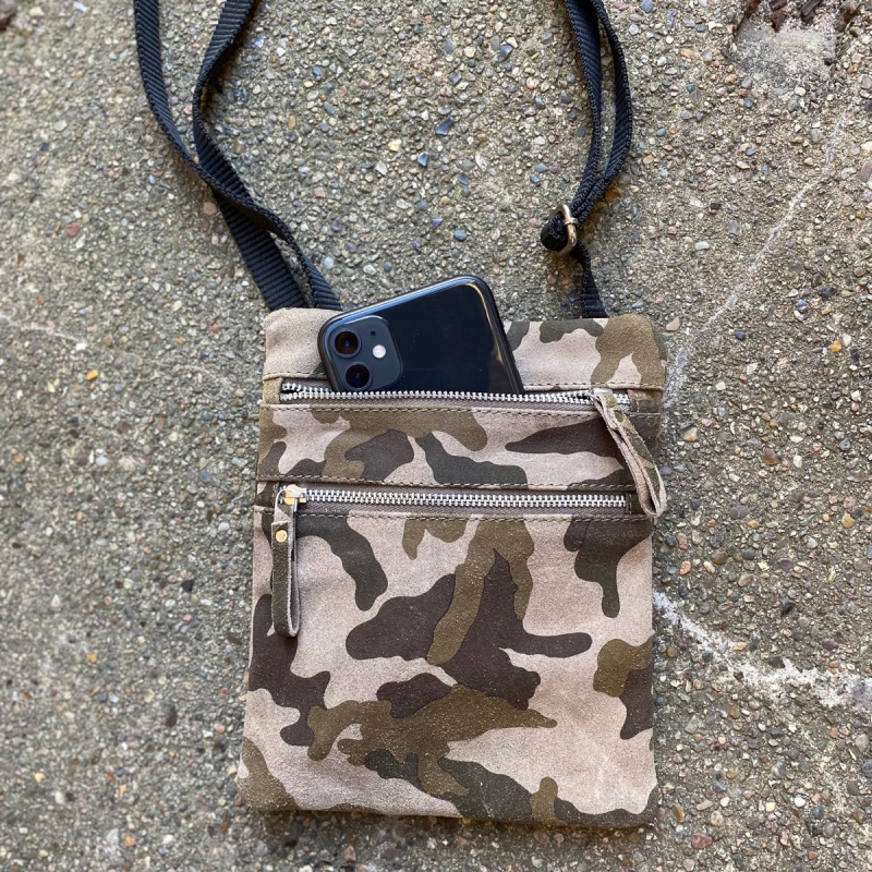 Lille crossbody i ruskind med army print - Esther - 280917 - Freja skind