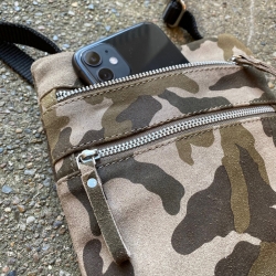 Lille crossbody i ruskind med army print - Esther - 280917 - Freja skind