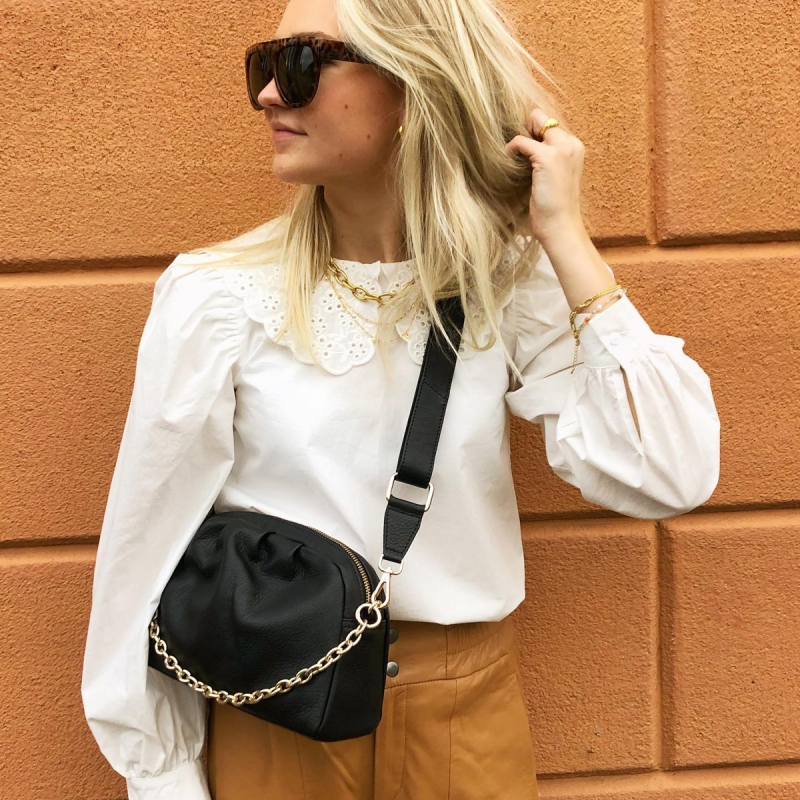 Layla Lay Lay crossbody-väska - Mjuk svart läder - Rem och kedja - Treats